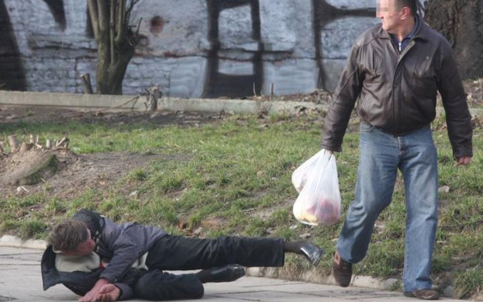 Uzależnionych od alkoholu na leczenie kieruje gmina