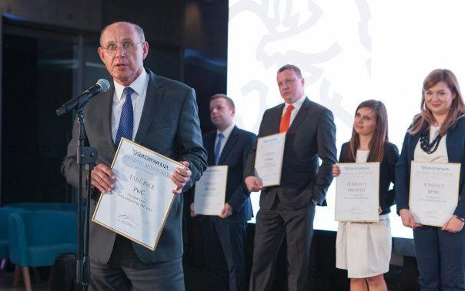 W kategorii prospołeczne firmy audytorskie nagrodziliśmy: PwC (przy mikrofonie dyrektor Mirosław Szm