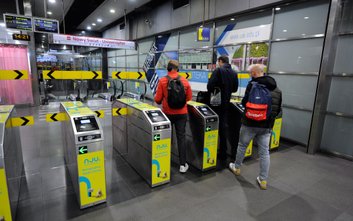 Na części drugiej linii metra – zwłaszcza nowszych odcinkach – zdarzają się stacje, gdzie wszystkie 