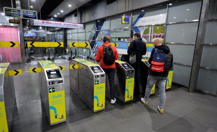 Na części drugiej linii metra – zwłaszcza nowszych odcinkach – zdarzają się stacje, gdzie wszystkie 