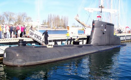 Okręt podwodny wyjdzie na ląd w centrum Gdyni. Na razie pływa