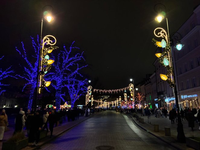 Na słupach i latarniach wiszą elementy imitujące tradycyjne ozdoby choinkowe