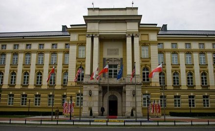 Mężczyzna podpalił się pod Kancelarią Premiera. TVN24 telewizją rządową?