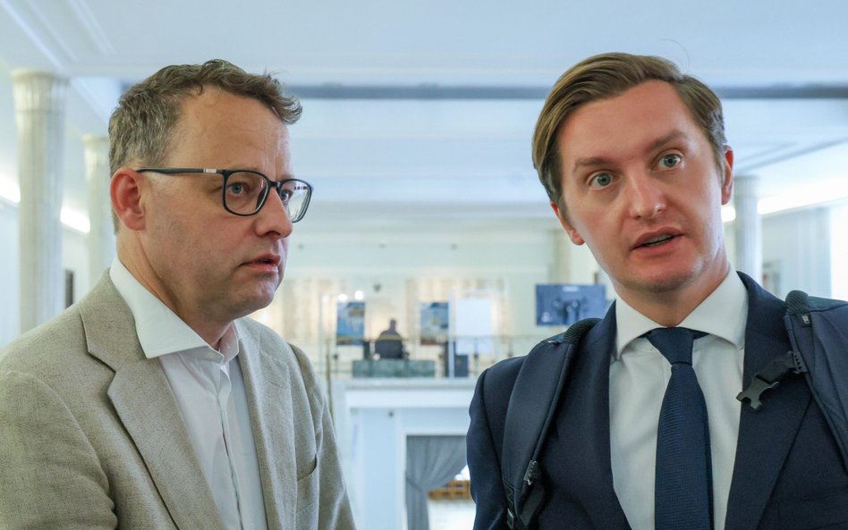 Posłowie PiS Marcin Romanowski (L) i Sebastian Kaleta (P) w Sejmie w Warszawie