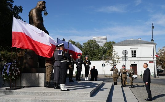 Prezydent Andrzej Duda złożył wieniec przed pomnikiem Marszałka Józefa Piłsudskiego przed Belwederem