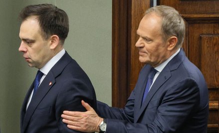 Premier Donald Tusk (P) i minister finansów i gospodarki Andrzej Domański (L) na sali obrad Sejmu