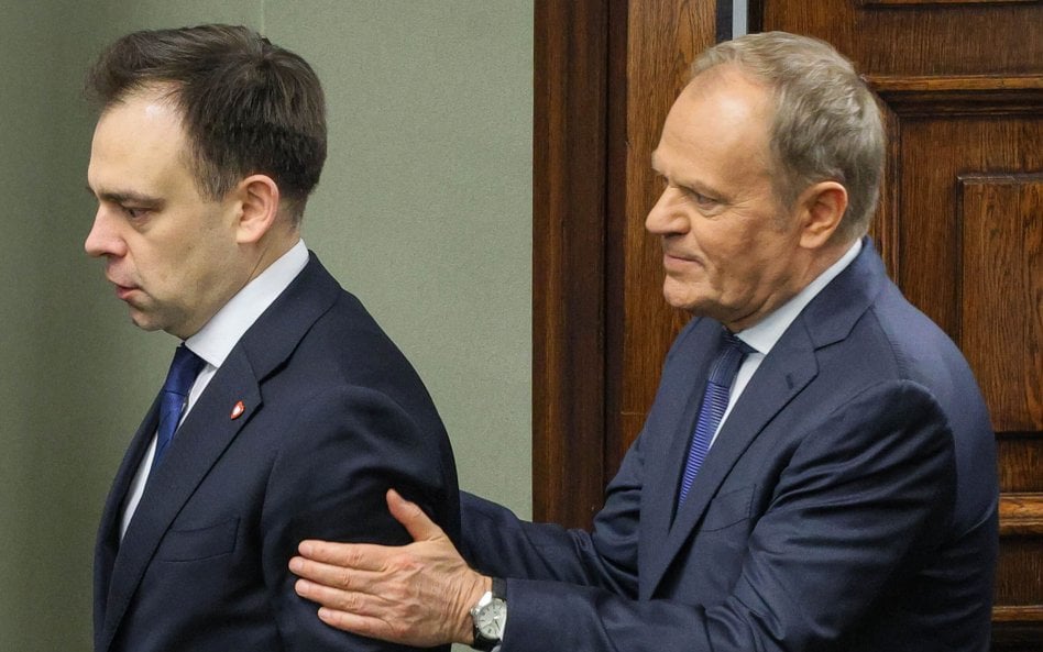 Premier Donald Tusk (P) i minister finansów i gospodarki Andrzej Domański (L) na sali obrad Sejmu