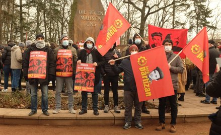 Berlin, 9 stycznia. Aktywiści tureckiej Maoistycznej Partii Komunistycznej przy grobie Róży Luksembu