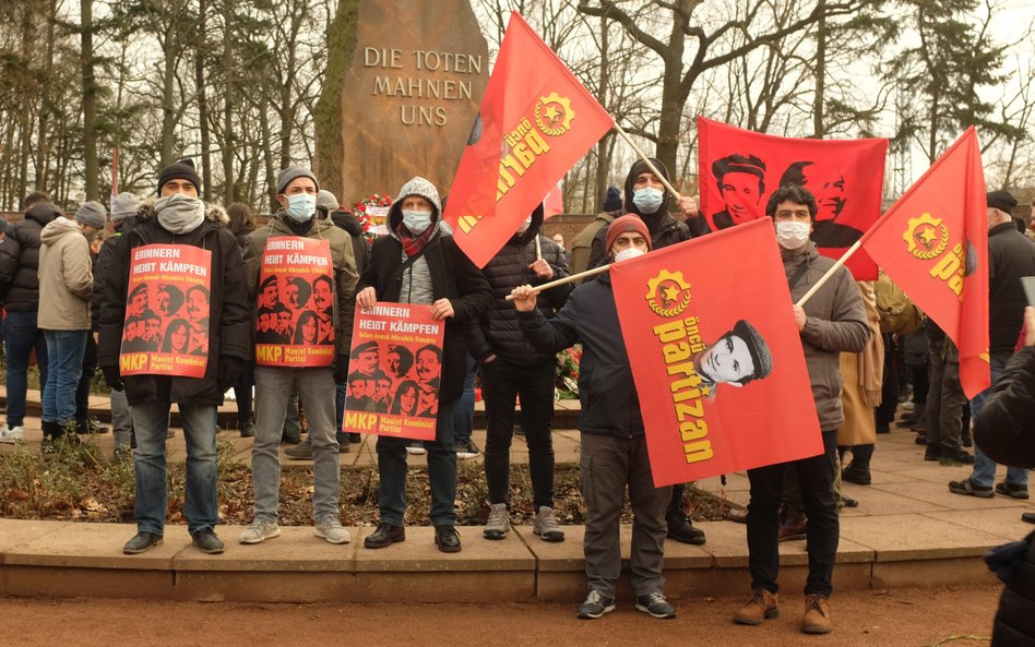 Berlin, 9 stycznia. Aktywiści tureckiej Maoistycznej Partii Komunistycznej przy grobie Róży Luksembu