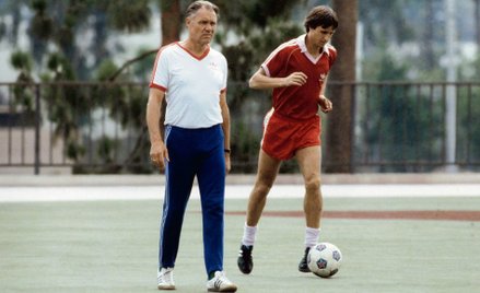 Niepowtarzalność i płynność holenderskiego ustawienia. Rinus Michels (z lewej) i Johan Cruyff na tre
