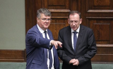 Minister spraw wewnętrznych i administracji Mariusz Kamiński (P) oraz sekretarz stanu w MSWiA Maciej