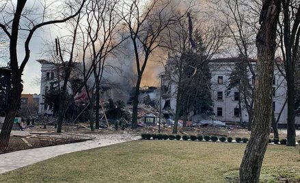 Zbombardowany Teatr Dramatyczny w Mariupolu, gdzie schroniło się ponad 1200 cywilów