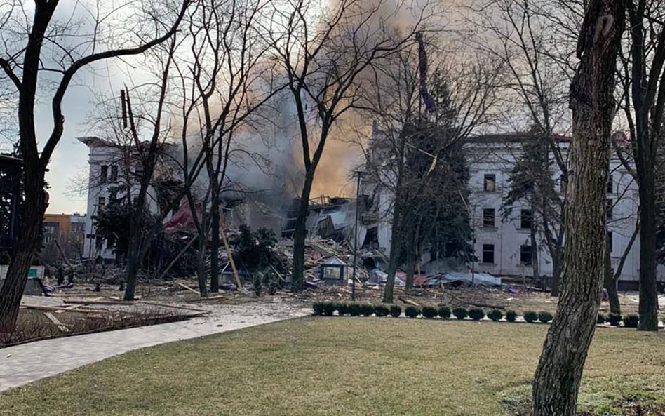 Zbombardowany Teatr Dramatyczny w Mariupolu, gdzie schroniło się ponad 1200 cywilów