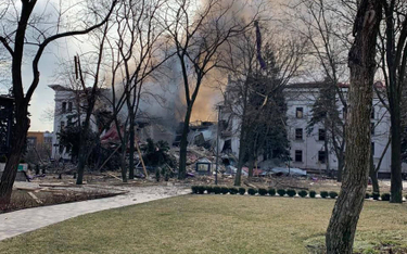 Zbombardowany Teatr Dramatyczny w Mariupolu, gdzie schroniło się ponad 1200 cywilów