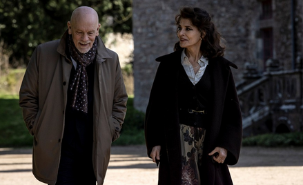 Kadr z filmu "Do usług szanownej pani". Fanny Ardant i John Malkovich