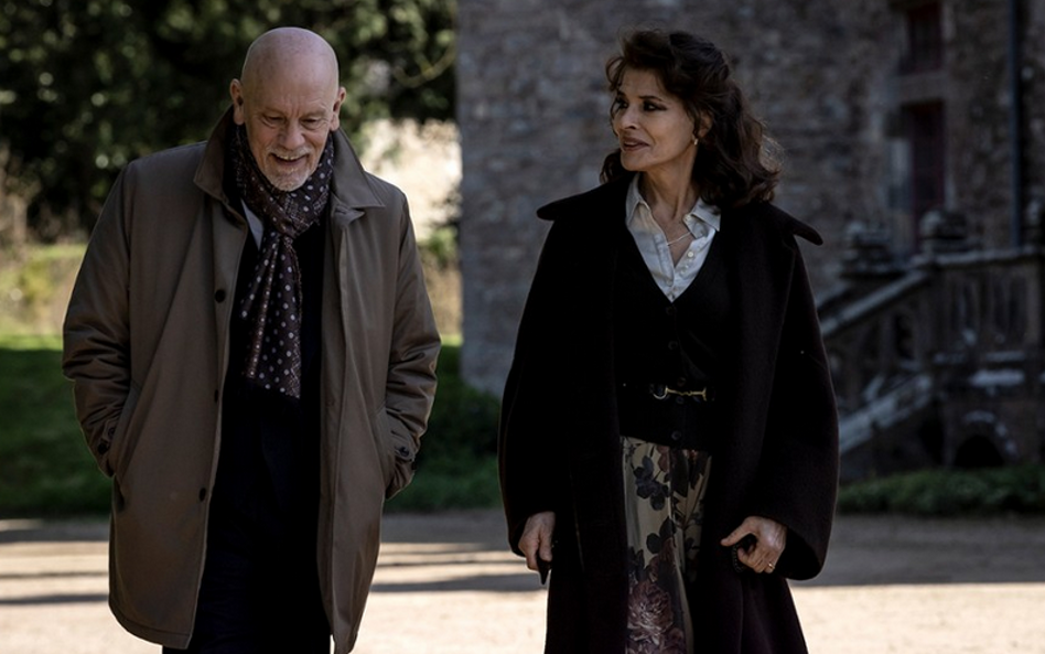 Kadr z filmu "Do usług szanownej pani". Fanny Ardant i John Malkovich