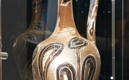 Pablo Picasso, „Kwiaty i liście”, 1947/1948, fajans rytowany, malowany angobą i tlenkami