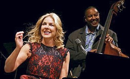 „I love being here with you” – śpiewała warszawskiej publiczności Diana Krall. Z tyłu kontrabasista 