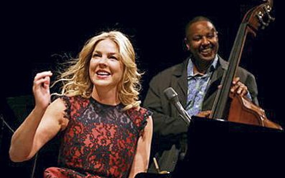 „I love being here with you” – śpiewała warszawskiej publiczności Diana Krall. Z tyłu kontrabasista 