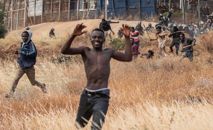 Z 2 tysięcy osób, które w piątek, 24 czerwca, szturmowały granicę hiszpańską w Melilli, cel osiągnęł