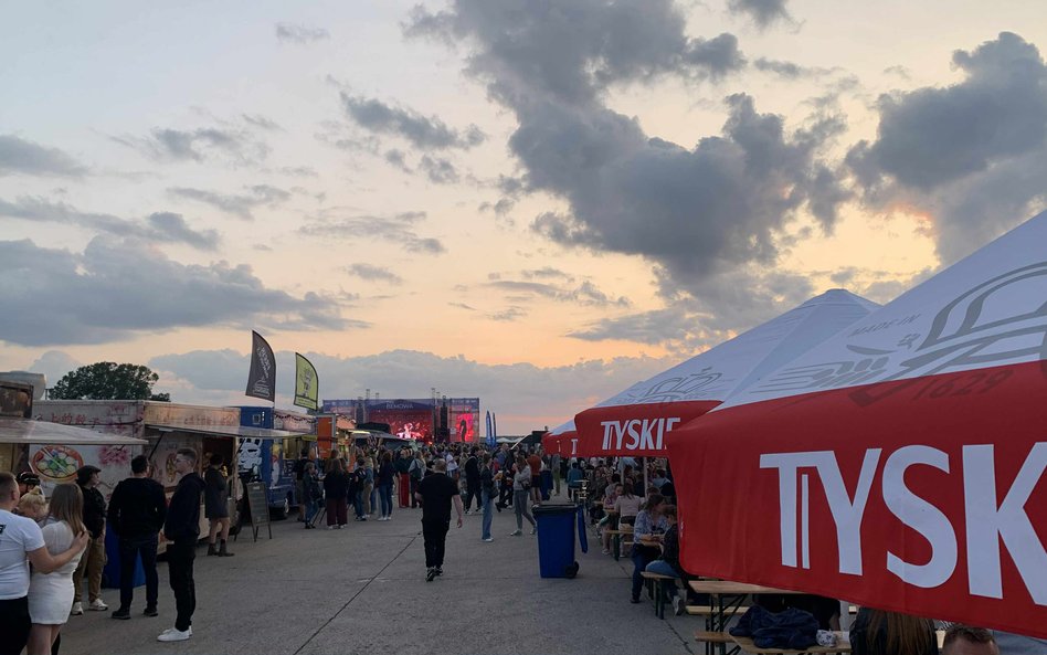 Strefa gastronomiczna na Dniach Bemowa, z licznymi food truckami i ogródkiem piwnym