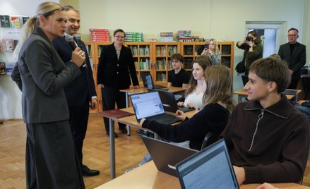 Minister edukacji Barbara Nowacka, minister cyfryzacji Krzysztof Gawkowski oraz wiceminister edukacj