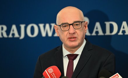 Zastępca prokuratora generalnego Michał Ostrowski podczas konferencji prasowej "Zamach na państwo pr