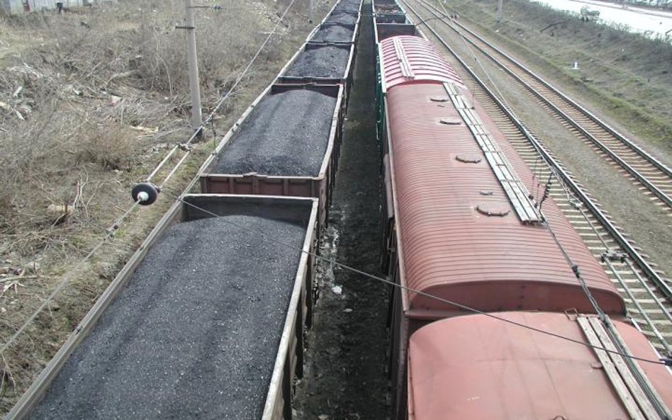 Fiskus uważa, że wilgoć i pył ulatniające się z węgla w czasie transportu trzeba opodatkować. To kol