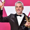 Meksykański twórca Alfonso Cuaron z trzema Oscarami, które zdobył za swój film „Roma”