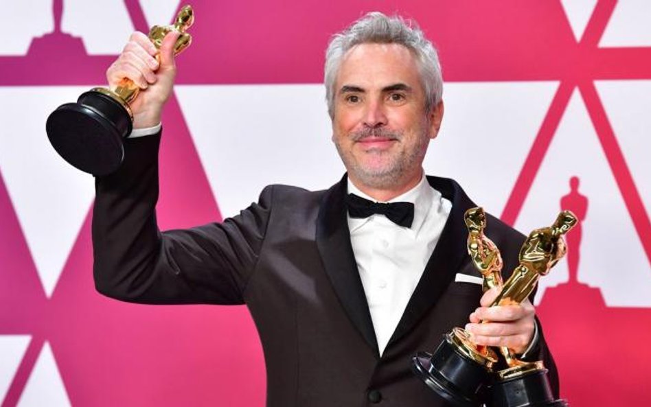 Meksykański twórca Alfonso Cuaron z trzema Oscarami, które zdobył za swój film „Roma”