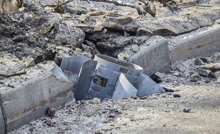 Rosyjski pocisk wbity w pobocze drogi w Charkowie na Ukrainie.