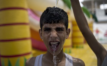 3 sierpnia, Gaza. Palestyński chłopiec podaczas zabaw z kolegami zorganizowanymi przez UNRWA (agenda