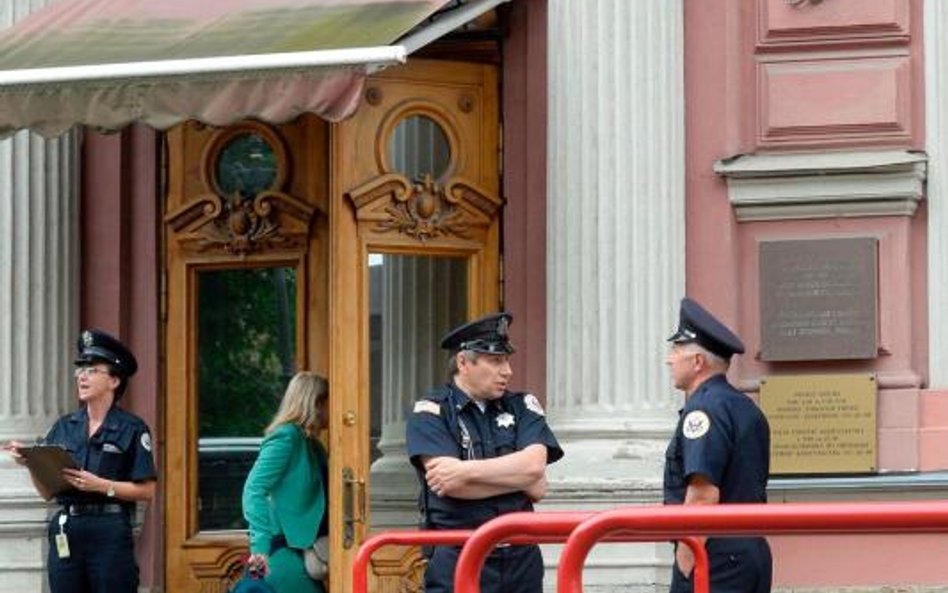 Amerykanie muszą zmniejszyć o 755 osób personel dyplomatyczny w Rosji. To utrudni wydawanie wiz. Na 