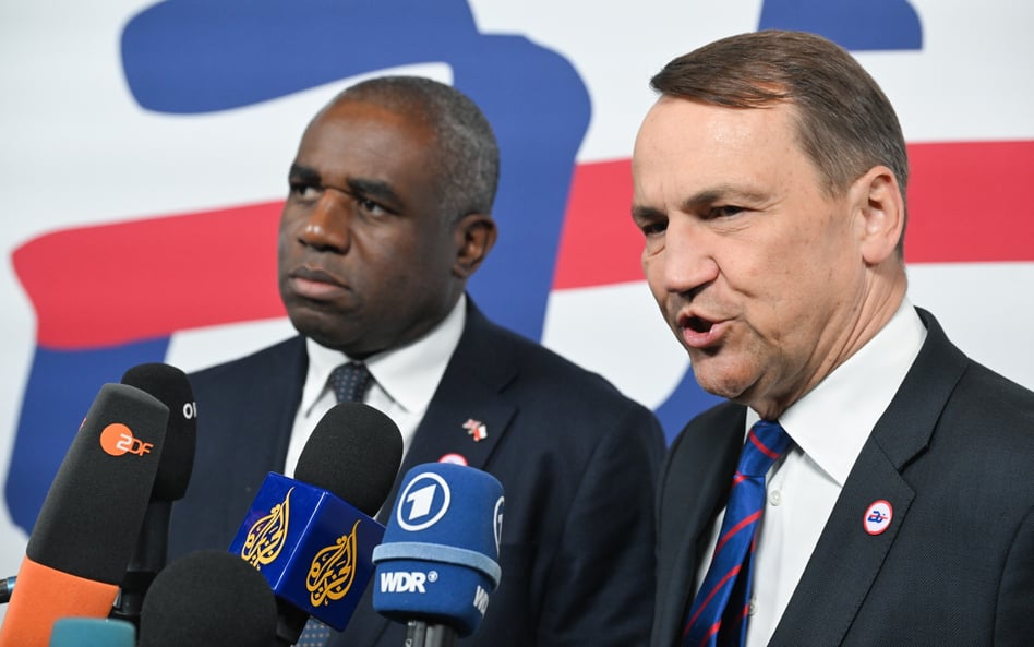 Minister spraw zagranicznych RP Radosław Sikorski (P) i minister spraw zagranicznych Wielkiej Brytan