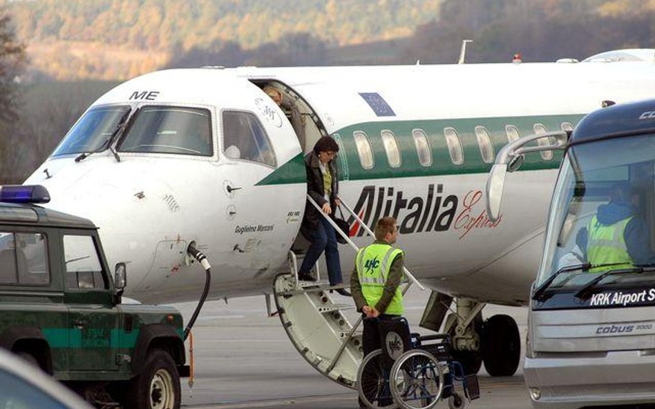 Wciąż nie wiadomo, kto będzie mógł kupić Alitalię