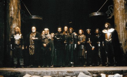 Wikingowie i Ahmad ibn Fadlan (Antonio Banderas, trzeci z prawej) w filmie „Trzynasty wojownik”