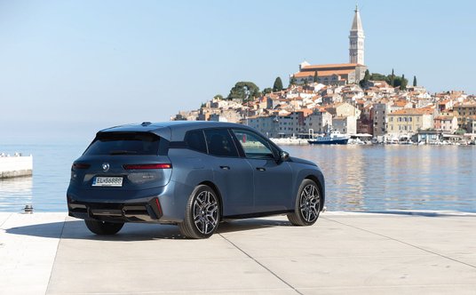 Zmodernizowane BMW iX