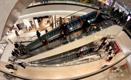 Niedzielny zakaz mocniej bije w mniejsze centra