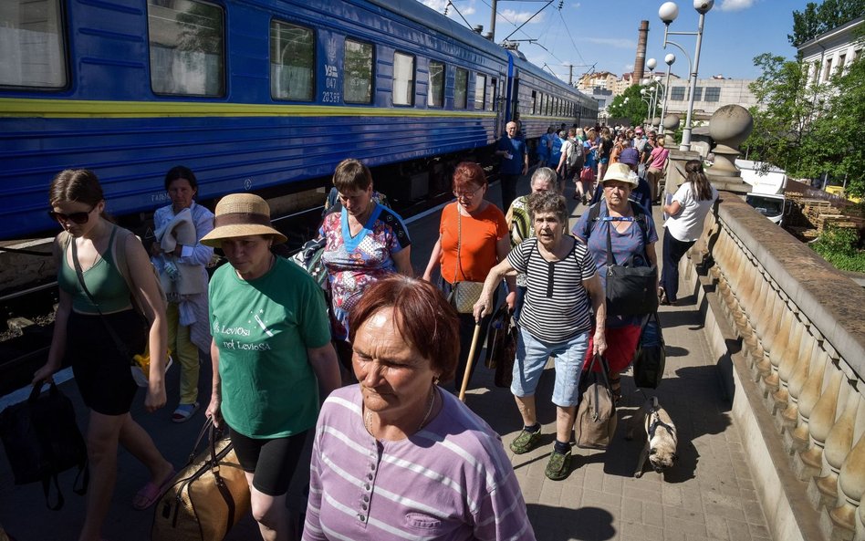 Ewakuowani z ukraińskiego miasta Pokrowsk w obwodzie donieckim, na stacji kolejowej we Lwowie.