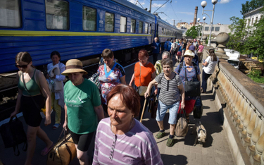 Ewakuowani z ukraińskiego miasta Pokrowsk w obwodzie donieckim, na stacji kolejowej we Lwowie.
