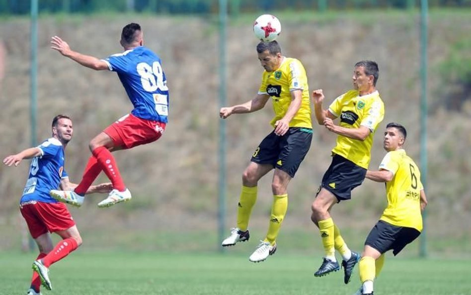 Piłkarze GKS Katowice (w żółto-czarnych strojach) w I lidze spędzili już dekadę. I na tym poziomie r