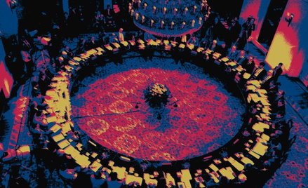 Stół z powyłamywanymi nogami