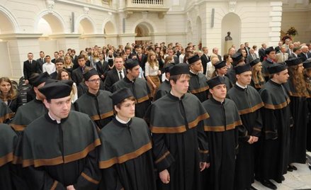 Studia podejmuje coraz mniej osób. Dlatego liczba uczelni będzie się w Polsce zmniejszała. Szansą dl