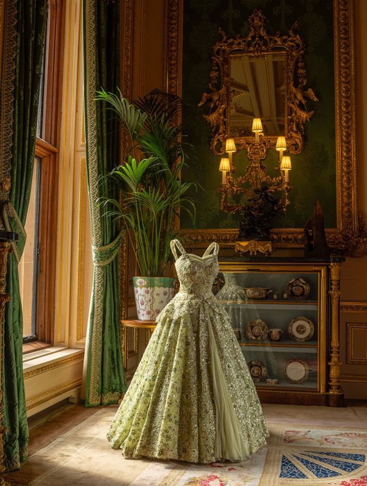 Suknia Elżbiety II na kolację wydaną na cześć prezydenta Dwighta Eisenhowera w ambasadzie brytyjskie