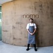 Rene Redzepi założył Nomę w 2004 roku. W jego restauracji wiedzę i umiejętności zdobywało wielu znan