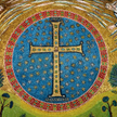 Krzyż wysadzany gemmami jako symbol zwycięstwa. Mozaika z apsydy kościoła Sant'Apollinare in Classe 