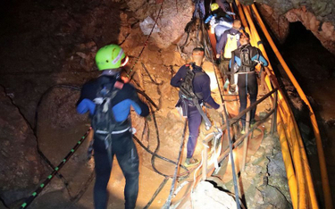 Tajlandia: Akcja ratunkowa zawieszona. W jaskini wciąż 5 osób