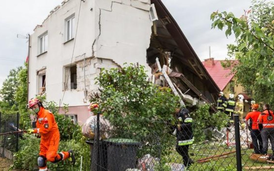 Przez kilkanaście godzin trwała akcja ratunkowa po wybuchu gazu w Chodlu. W nocy strażacy wyciągnęli