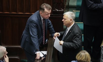 Poseł PiS Marek Suski (P) i przewodniczący KP PiS Mariusz Błaszczak (L) na sali obrad Sejmu
