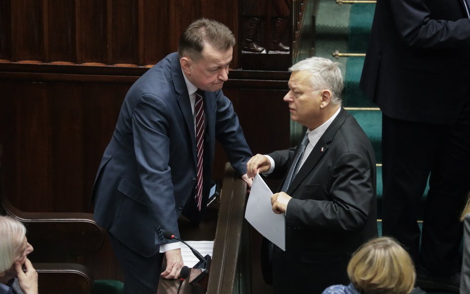 Poseł PiS Marek Suski (P) i przewodniczący KP PiS Mariusz Błaszczak (L) na sali obrad Sejmu